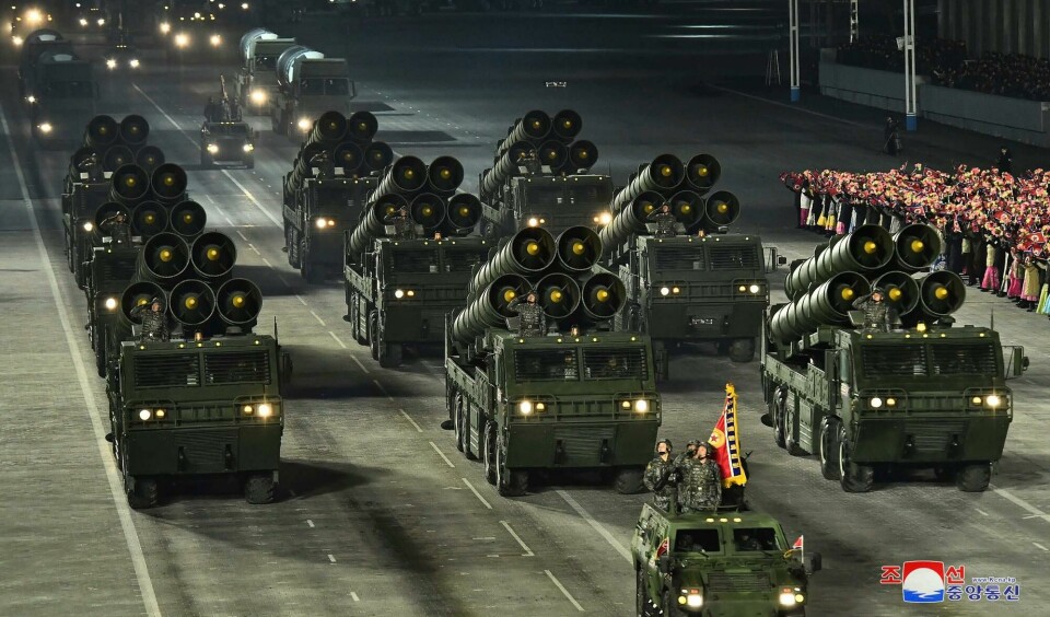 Verdens ni atommakter, blant dem Nord-Korea (bildet), antas nå å ha rundt 14.000 atomvåpen i sitt arsenal. Ingen av dem slutter opp om FNs forbud mot slike våpen, noe heller ikke Norge gjør. This photo provided by the North Korean government shows a military parade marking the ruling party congress, at Kim Il Sung Square in Pyongyang, North Korea Thursday, Jan. 14, 2021. North Korea rolled out developmental ballistic missiles designed to be launched from submarines and other military hardware in a parade that punctuated leader Kim Jong Uns defiant calls to expand his nuclear weapons program. Independent journalists were not given access to cover the event depicted in this image distributed by the North Korean government. The content of this image is as provided and cannot be independently verified. Korean language watermark on image as provided by source reads: 'KCNA' which is the abbreviation for Korean Central News Agency. (Korean Central News Agency/Korea News Service via AP)