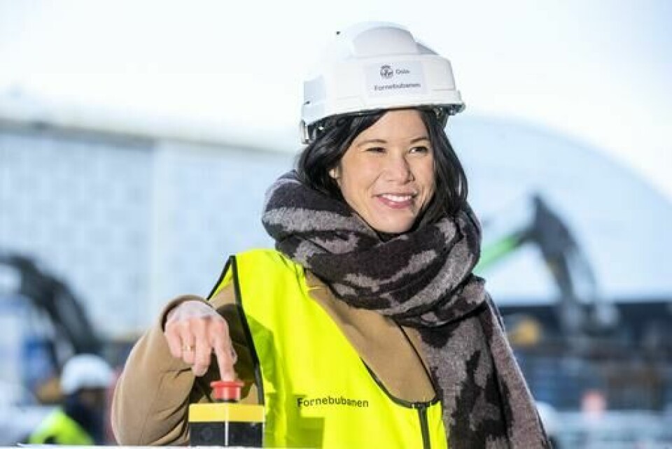 Lan Marie Berg (MDG) er miljø- og samferdselsbyråd i Oslo. Hun ber Oslo-folket kvitte seg med utslippsbiler. Fornebu 20201211. Oslos miljø- og samferdselsbyråd Lan Marie Berg (MDG) under anleggsstart av den nye Fornebubanen.Foto: Terje Pedersen / NTB