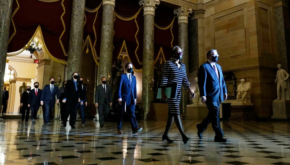 Riksrettstiltalen mot tidligere president Donald Trump ble mandag formelt overlevert Senatet i en seremoni i Kongressen i Washington. Clerk of the House Cheryl Johnson along with acting House Sergeant-at-Arms Tim Blodgett, lead the Democratic House impeachment managers as they walk through Statuary Hall in the Capitol, to deliver to the Senate the article of impeachment alleging incitement of insurrection against former President Donald Trump, Monday, Jan. 25, 2021 in Washington. (AP Photo/Susan Walsh)