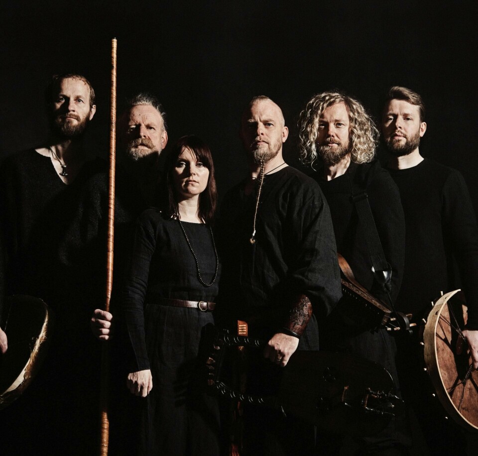 Wardruna tar et langt steg videre på «Kvitravn». Bandleder, tekstforfatter og komponist Einar Selvik nummer fire fra venstre. Wardruna tar et langt steg videre på «Kvitravn». Bandleder, tekstforfatter og komponist Einar Selvik nummer fire fra venstre.