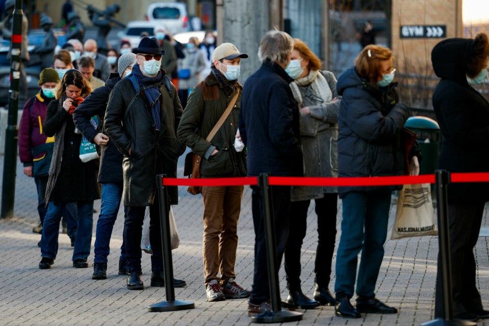 Bekkestua 20210123. Kø utenfor Vinmonopolet på Bekkestua lørdag formiddag. Regjeringen kom med nye tiltak som følge av utbruddet av det muterte koronaviruset i Nordre Follo og Oslo.Foto: Jil Yngland / NTB Bekkestua 20210123. Kø utenfor Vinmonopolet på Bekkestua lørdag formiddag. Regjeringen kom med nye tiltak som følge av utbruddet av det muterte koronaviruset i Nordre Follo og Oslo.Foto: Jil Yngland / NTB