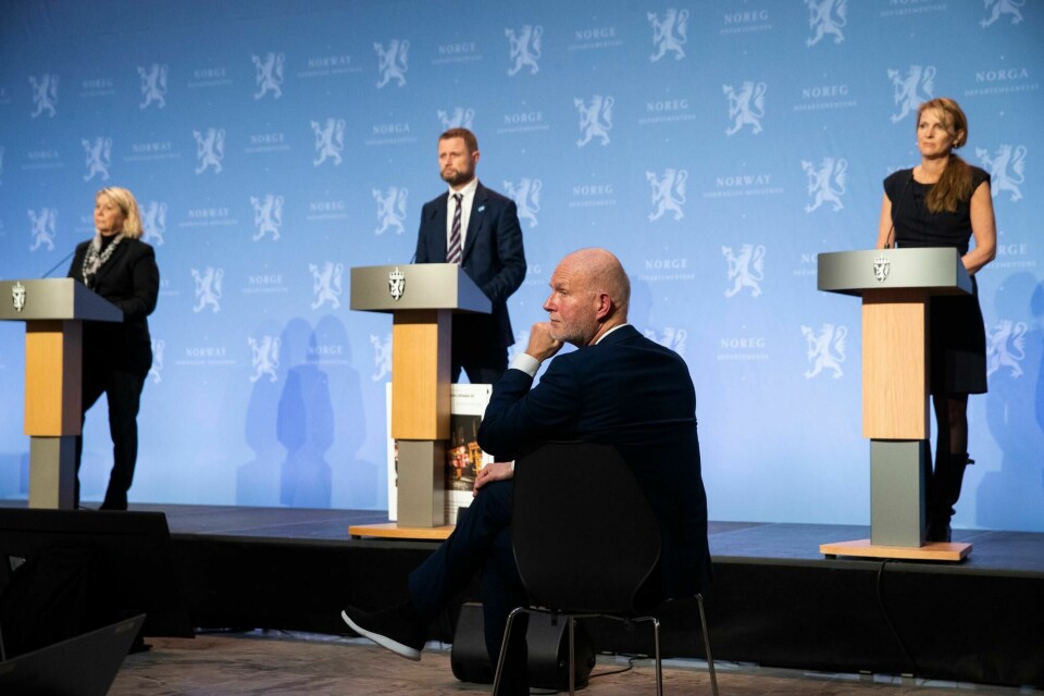 Helse- og omsorgsdepartementet vil informere om nye tiltak for Oslos nabokommuner på en pressekonferanse søndag kveld. OSLO, NORGE 20210120. Justis- og beredskapsminister Monica Mæland (f.v.), helse- og omsorgsminister Bent Høie, avdelingsdirektør i Folkehelseinstituttet, Line Vold og helsedirektør Bjørn Guldvog (foran) under pressekonferanse om koronasituasjonen.Foto: Berit Roald / NTB