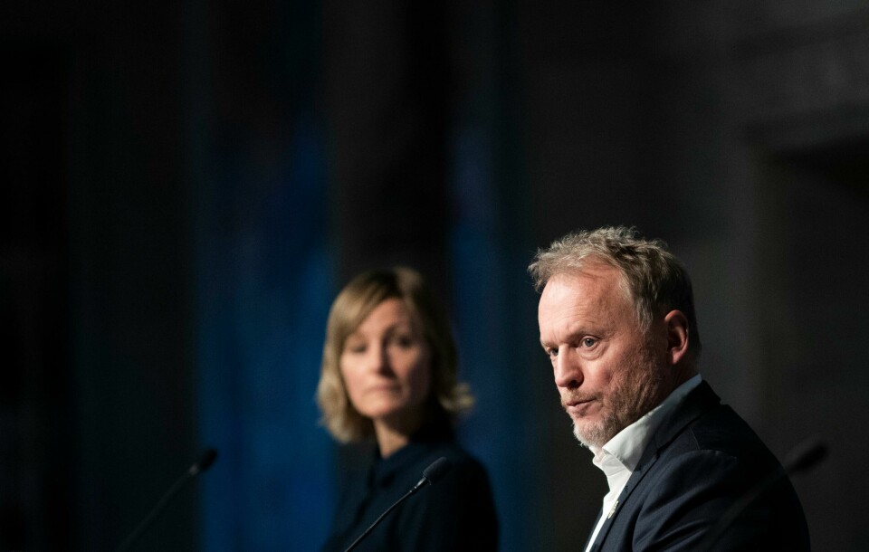 Skolebyråd i Oslo Inga Marte Thorkildsen og byrådsleder Raymond Johansen. OSLO, NORGE 20201116. Byrådsleder Raymond Johansen (t.h) og byråd Inga Marte Thorkildsen (bak) under pressekonferansen ang. koronasituasjonen i OsloFoto: Berit Roald / NTB