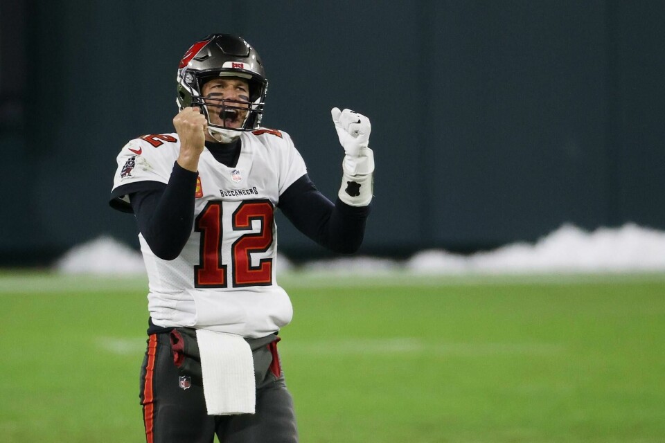 Quarterbacklegenden Tom Brady (43) førte Tampa Bay Buccaneers til 31-26-seier over Green Bay Packers og er klar for Superbowl om to uker. GREEN BAY, WISCONSIN - JANUARY 24: Tom Brady #12 of the Tampa Bay Buccaneers celebrates in the final seconds of their 31 to 26 win over the Green Bay Packers during the NFC Championship game at Lambeau Field on January 24, 2021 in Green Bay, Wisconsin. Dylan Buell/Getty Images/AFP== FOR NEWSPAPERS, INTERNET, TELCOS & TELEVISION USE ONLY ==