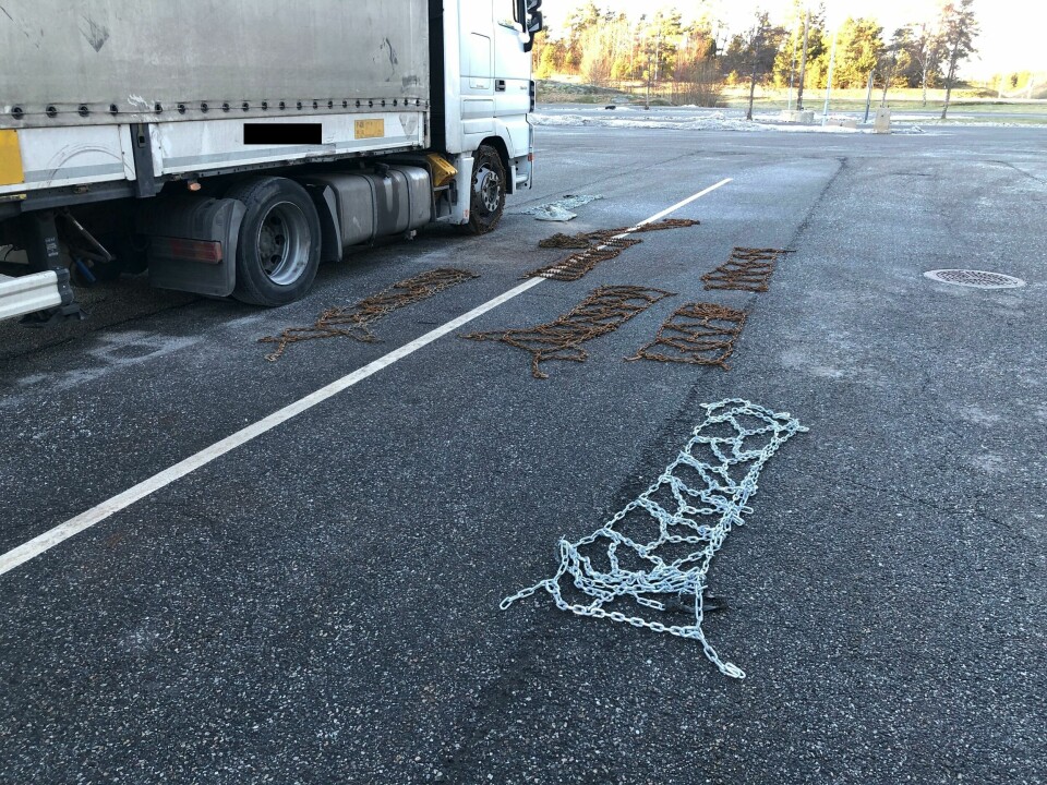 Den tyrkiske vogntogsjåføren på vei over svenskegrensa i Østfold hadde med seg kjettinger, men de var ikke til særlig nytte, slo Statens vegvesen fast. Den tyrkiske vogntogsjåføren på vei over svenskegrensa i Østfold hadde med seg kjettinger, men de var ikke til særlig nytte, slo Statens vegvesen fast.