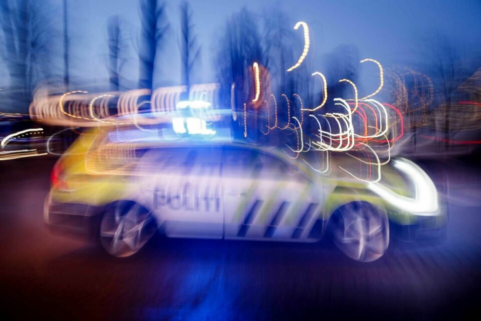 Politi og ambulanse kom raskt til stedet da en mopedist veltet på Tasta. Foto: Heiko Junge/NTB Scanpix