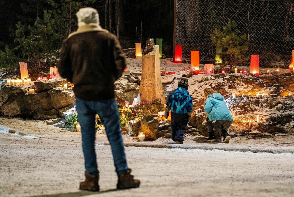 Tirsdag var det 20 år siden Benjamin Hermansen ble drept av nynazister på Holmlia i Oslo. Lokalmiljøet markerte dagen med blant annet lystenning ved minnestatuen på Åsbråten. Foto: Håkon Mosvold Larsen/NTB