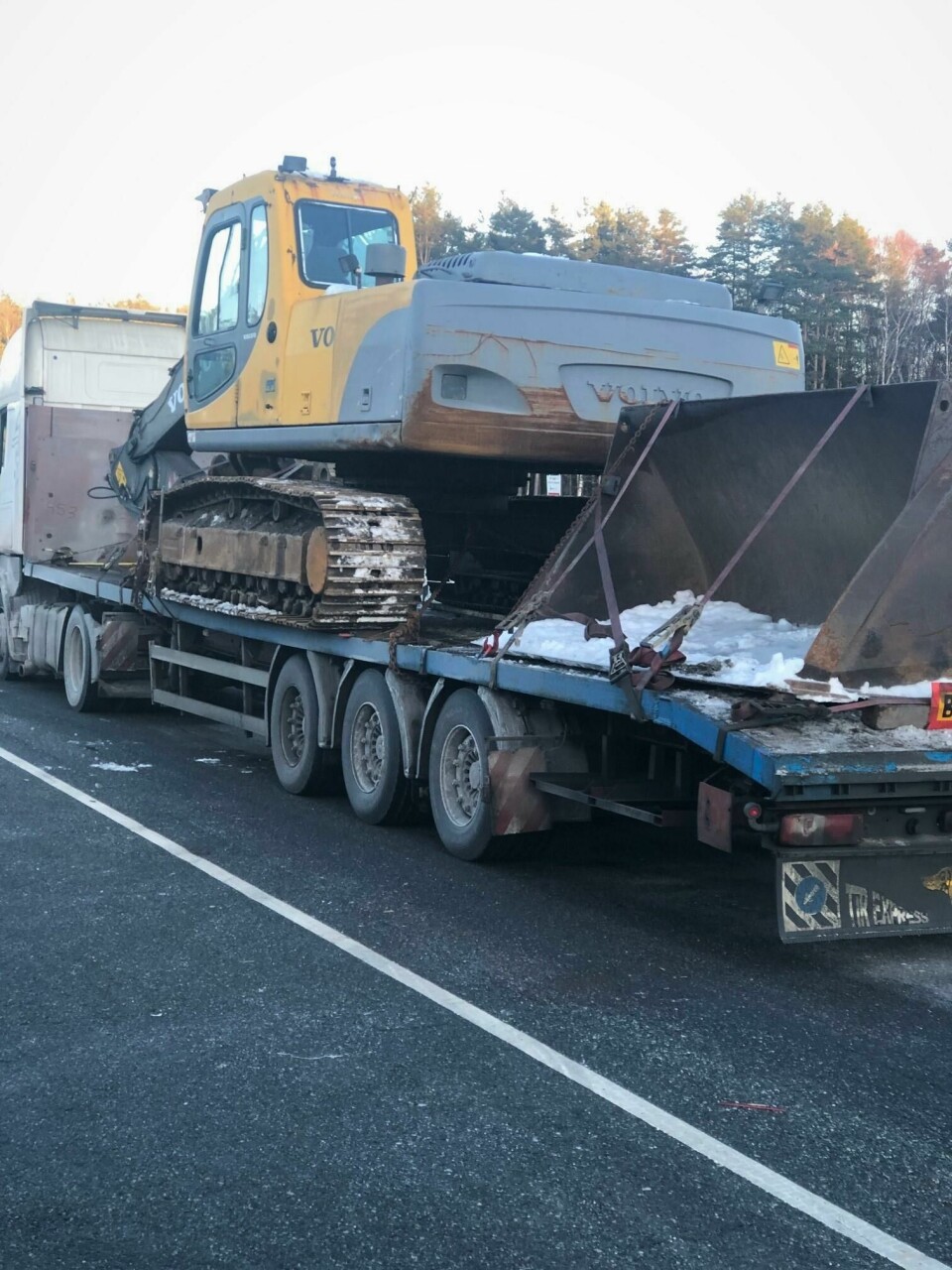 Denne frakten av en gravemaskin over Svinesund innebar flere farer. Denne frakten av en gravemaskin over Svinesund innebar flere farer.