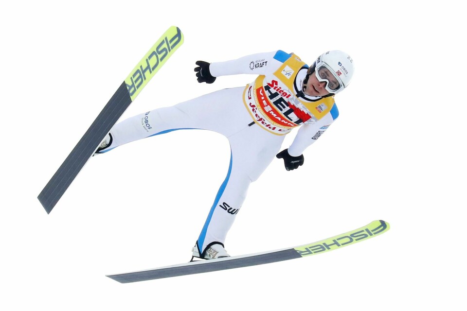 Jarl Magnus Riiber i aksjon i hopp første dag av Seefeld-trippelen i kombinert. Han slo Akito Watabe i fotofinish i langrennet. Foto: Matthias Schrader, AP / NTB Jarl Magnus Riiber of Norway soars through the air during the men's Individual Gundersen NH 5km ski jumping competition at the Nordic Combined World Cup in the Austrian province of Tyrol, in Seefeld, Austria, Friday, Jan. 29, 2021. (AP Photo/Matthias Schrader)