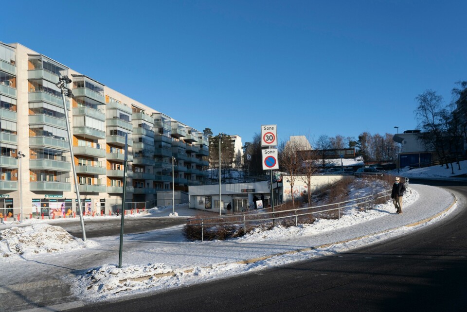 Stovner er bydelen i Oslo som har høyest smittetrykk og flest koronasmittede per innbygger. Mange bruker munnbind når de beveger seg ute. Oslo 20200128. Stovner er en av de bydelene i Oslo som har høyest smitte av korona. Mange bruker munnbind når de beveger seg ute.Foto: Terje Bendiksby / NTB