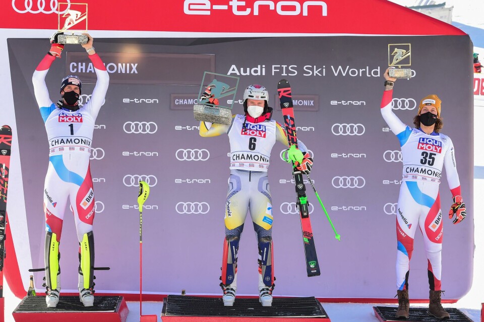 Sveitseren Ramon Zenhaeusern (t.v.), vinneren Henrik Kristoffersen og tredjemann Sandro Simonet fra Sveits på seierspallen i Chamonix søndag. From left, second placed Switzerland's Ramon Zenhaeusern, winner Norway's Henrik Kristoffersen and third placed Switzerland's Sandro Simonet celebrate on podium of an alpine ski, men's World Cup slalom, in Chamonix, Sunday, Jan. 31, 2021. (AP Photo/Marco Tacca)