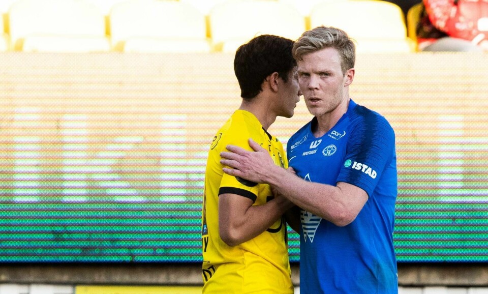 Tidligere Lillestrømspiller og nå målscorer Erling Knudtzon (t.h.) hilser på Lillestrømspiller Josef Brian Baccay etter eliteseriekampen mellom Lillestrøm og Molde på Åråsen stadion. Foto: Berit Roald / NTB scanpix