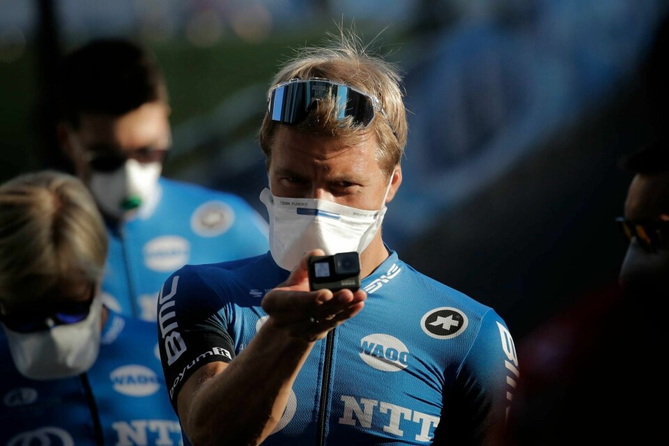 Edvald Boasson Hagen ser ut til å slippe unna med kjøttsår etter å ha vært innblandet i en massevelt 500 meter fra mål i etapperittet Etoile de Bessèges