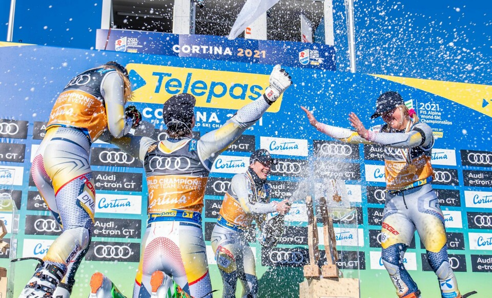 Norgrs gullvinnere til nå i alpin-VM: Sebastian Foss Solevåg, Fabian Wilkens Solheim, Thea Stjernesund og Kristina Riis-Johannessen jubler etter gull i parallellstorslalåm lagkonkurransen.