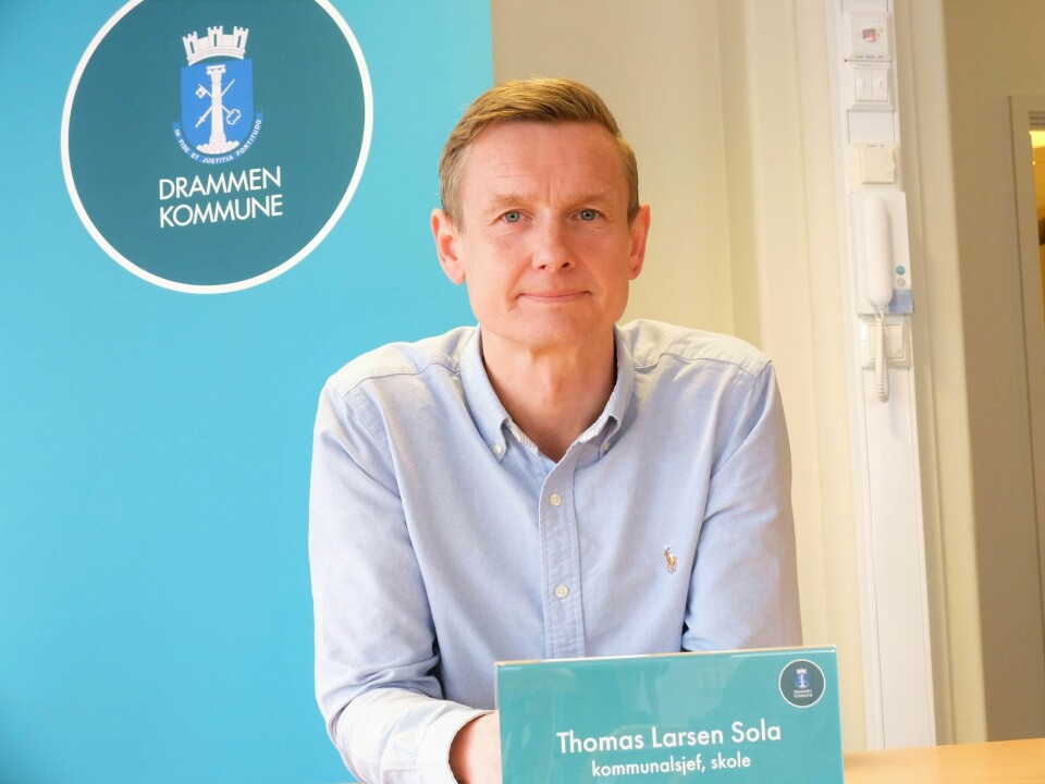 Thomas Larsen Sola er kommunalsjef for skole i Drammen kommune. Han er tidligere rektor på Gulskogen 1.-10.-skole før han gikk til Hallermoen, og onsdag kunne han fortelle årets avgangselever i ungdomsskolen at alle eksamener er avlyst.