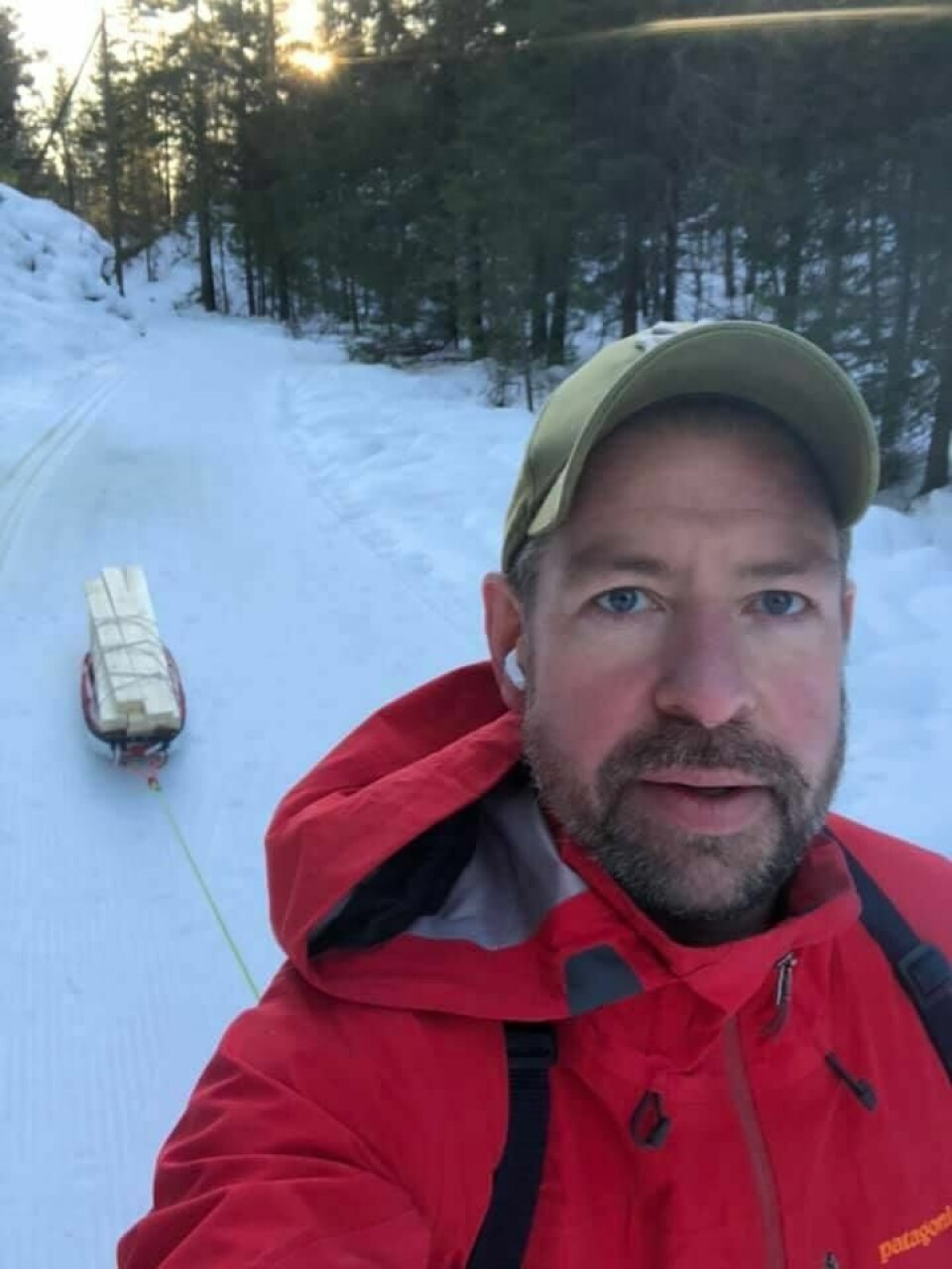 Hyttesjef John Eckhoff gikk noen runder med seg selv og pulken før stenderverket til lageret var fremme. Foto: John Eckhoff