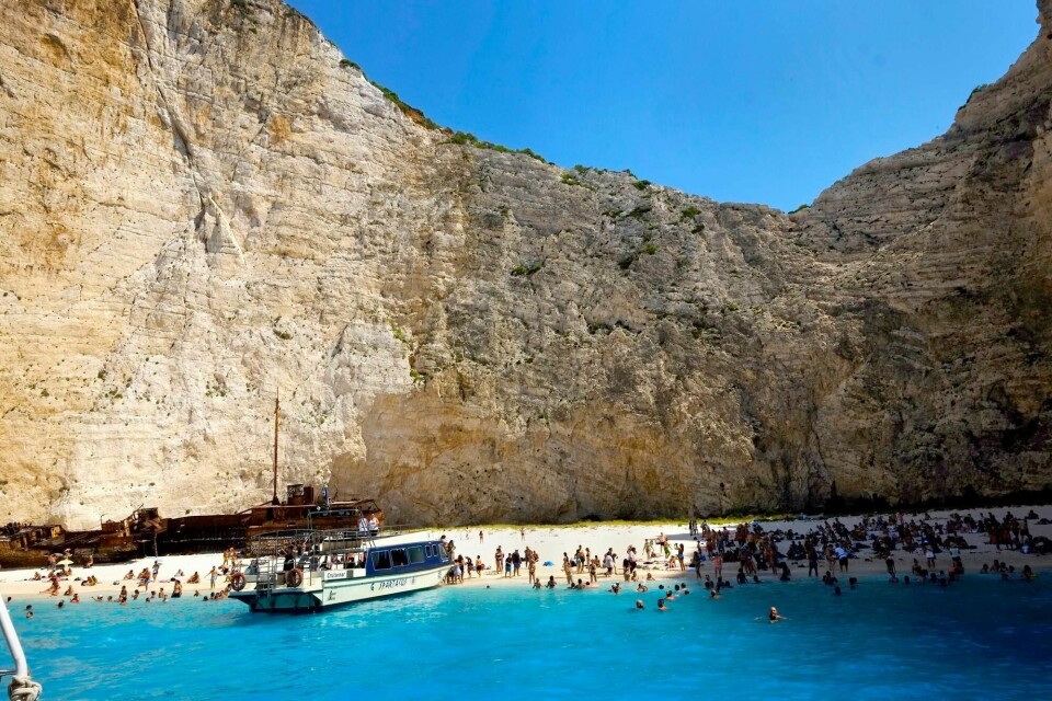 Hellas ønsker at EU skal innføre bruken av koronavaksinesertifikat som kan lette på reisevirksomheten i Europa. Her er turister på en strand på den greske øya Zakynthos før koronapandemien brøt ut.