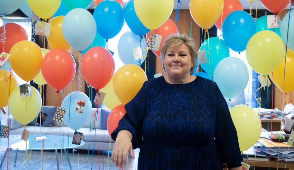 Erna Solberg fyller 60 år i dag, 24. februar. På selve dagen har hun tatt seg fri, og feiring må vente i disse koronatider, men i går var det litt markering på kontoret.