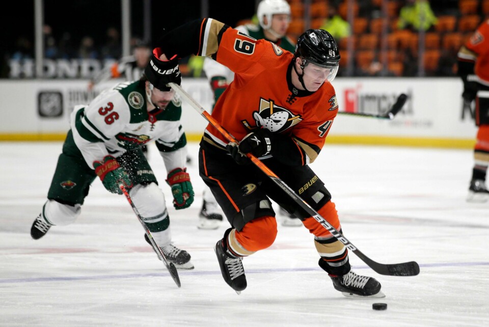 Mats Zuccarello (t.v.) jager Anaheims Max Jones i nattens kamp i Anaheim i California.