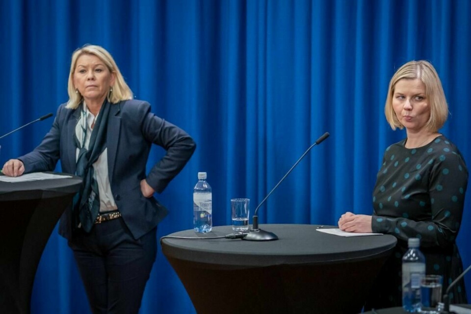 Justis- og beredskapsminister Monica Mæland (H) (t.v.) og kunnskaps- og integreringsminister Guri Melby (V) mener det var rett å sende forslaget om portforbud ut på høring, selv om forslaget nå er lagt bort.