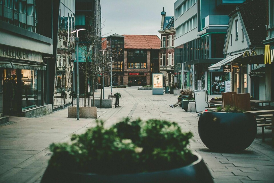 Et folketomt Fredrikstad sentrum i mars i 2020.