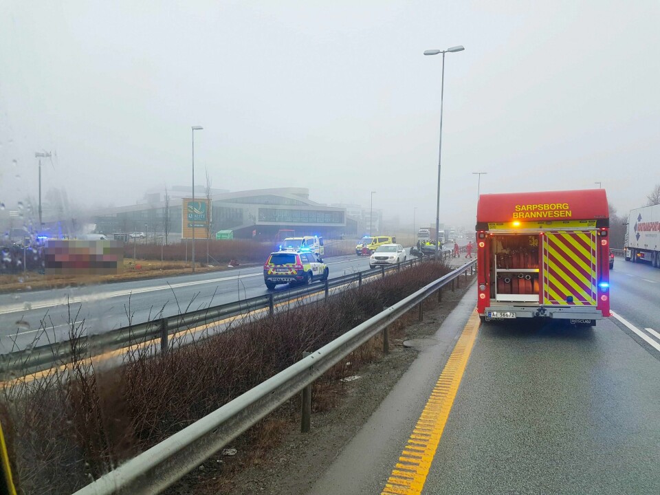 En bil kjørte inn i en annen i svært høy hastighet på E6 ved Grålum utenfor Sarpsborg torsdag formiddag. To kvinner ble alvorlig skadd, og én mann er pågrepet.