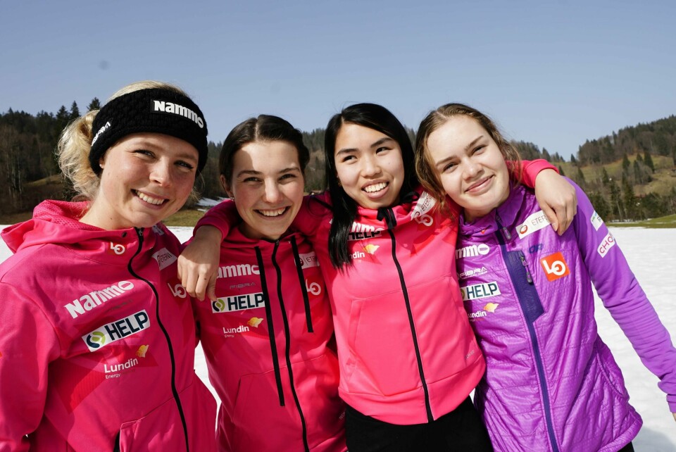Maren Lundby, Silje Opseth, Thea Minyan Bjørseth og Anne Odine Strøm avbildet i VM-byen Oberstdorf etter tirsdagens pressekonferanse.