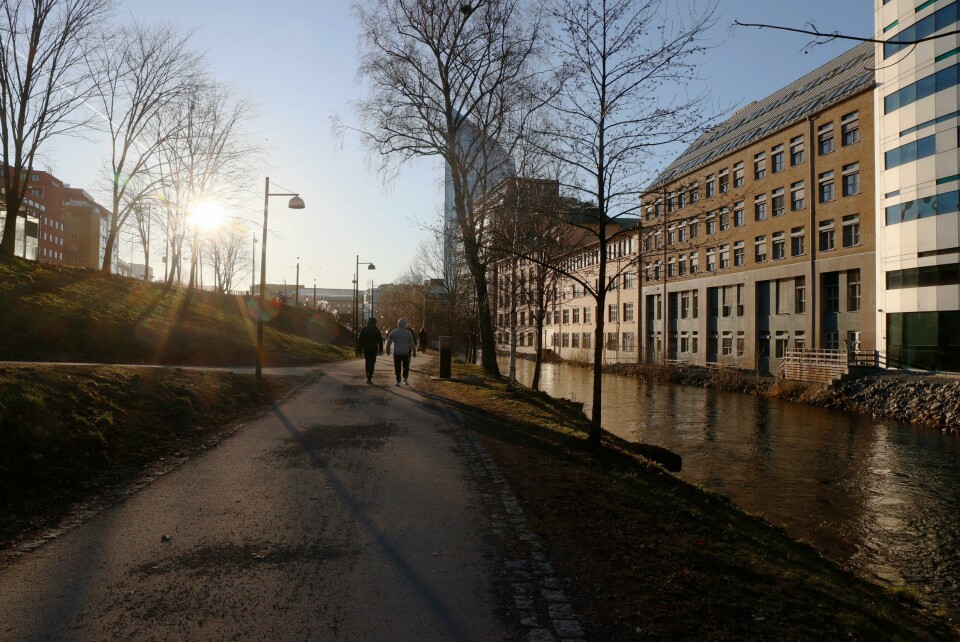 Her, nederst langs Akerselva ved Grønland har flere foreslått at det åpne rusmiljøet skal ha et skjermet værested der de får være i fred fra politiet. Oslo 20200122. Rene vårstemningen i januar sola langs Akerselva på Grønland i Oslo.Foto: Terje Bendiksby / NTB