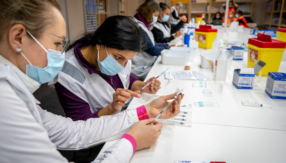 Sykepleiere fra Bærum kommune sjekker ferdig fylte sprøyter med Pfizer-vaksine mot koronavirus på vaksinesenteret på Rud i Bærum. Sykepleiere fra Bærum sjekker ferdig fylte sprøyter med vaksine.