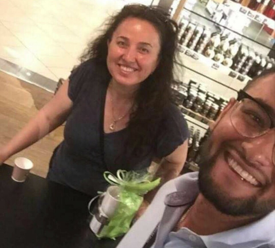 Alla Al-ali er en av de som stoppet Hatice for å ta bildet med henne. - Jeg merker at folk mobber henne litt. Men jeg og mine søsken synes det er morsomt fordi det høres slik ut som våre foreldre snakket før. Derfor var det morsomt å høre at andre også snakket slik, sier han. Alla Al-ali er en av de som stoppet Hatice for å ta bildet med henne. - Jeg merker at folk mobber henne litt. Men jeg og mine søsken synes det er morsomt fordi det høres slik ut som våre foreldre snakket før. Derfor var det morsomt å høre at andre også snakket slik, sier han.