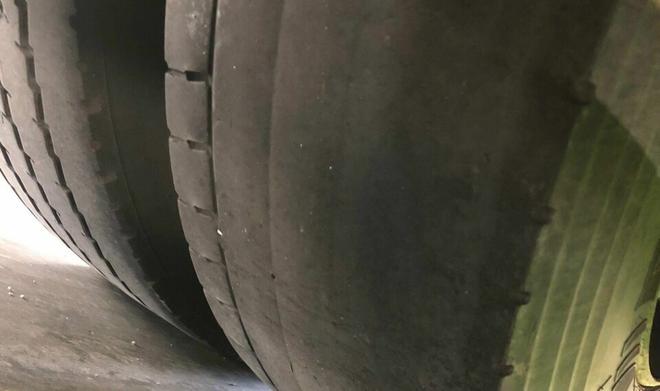 Dette fullstendig utslitte dekket kjørte et vogntog på da det ble stanset av Statens vegvesen ved riksgrensa på Svinesund 9. mars. Dette fullstendig utslitte dekket kjørte et vogntog på da det ble stanset av Statens vegvesen ved riksgrensa på Svinesund 9. mars.