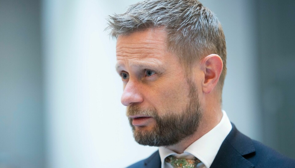 Helse- og omsorgsminister Bent Høie (H) møter pressen mandag kveld. Foto: Berit Roald / NTB