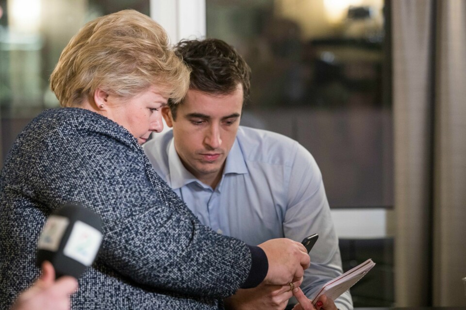Oslo 20180121.
Statsminister og Høyre-leder Erna Solberg ser på mobiltelefonen til Høyres pressesjef Peder Weidemann Egseth etter pressekonferanse om varsler-saken i Høyre. Pressekonferansen finner sted på Høyres hus i Oslo søndag kveld.
Foto: Håkon Mosvold Larsen / NTB