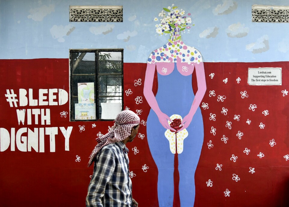 En mann går foran et veggmaleri om menstruasjon i India i 2019. En mann går foran et veggmaleri om menstruasjon i India i 2019.