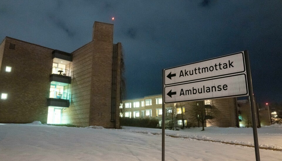 Tre helsearbeidere ansatt i Helse sør-øst er innlagt med blodpropp ved Oslo universitetssykehus kort tid etter å ha fått AstraZeneca-vaksinen. Symptomene deres ligner dem man så hos en kvinne som døde av blodpropp i Danmark etter å ha fått AstraZeneca-vaksinen. Foto: Fredrik Hagen / NTB