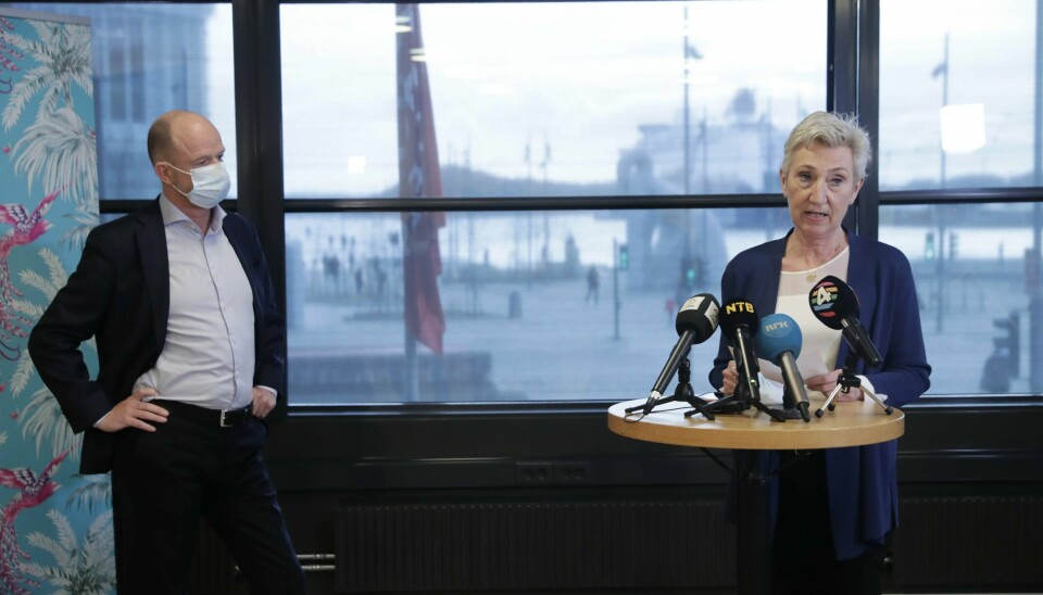 Det er stor avstand mellom NHO-sjef Ole Erik Almlid og LO-leder Peggy Hessen Følsvik i lønnsoppgjøret. Nå trenger de Riksmeklerens hjelp. NHO-sjef Ole Erik Almlid og LO-leder Peggy Hessen Følsvik gikk torsdag fra hverandre i forhandlingene om årets lønnsoppgjør. Nå kalles riksmekleren inn på banen. Foto: Berit Roald / NTB