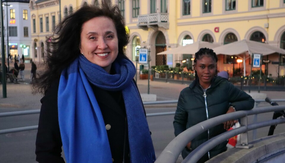 Hatice Lük er styreleder i Tyrkiske Foreningers Hovedorganisasjon i Norge. Bak står Mariama Dafae, prosjektmedarbeider hos Drammen sanitetsforening.
