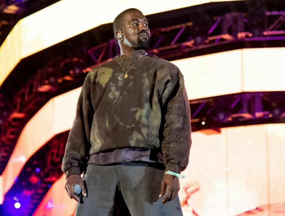 Kanye West på Coachella i 2019. FILE - This April 20, 2019 file photo shows Kanye West performing at the Coachella Music & Arts Festival in Indio, Calif. West has unveiled his Jesus Is King IMAX film featuring a gospel choir performing at artist James Turrells dramatic Roden Crater in the Arizona desert. West showed the 35-minute film off to fans at an event Wednesday night at The Forum in Inglewood, Calif. (Photo by Amy Harris/Invision/AP, File)