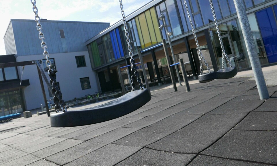 Ikke ta forhastede beslutninger, ber Redd Barna. Bilde fra Cicignon barne- og ungdomsskole. Cicignon skole, uteområde, skolegård, lekeområde, friminutt, frikvarter, skolebygg, undervisning, lekeapparater, huskestativ