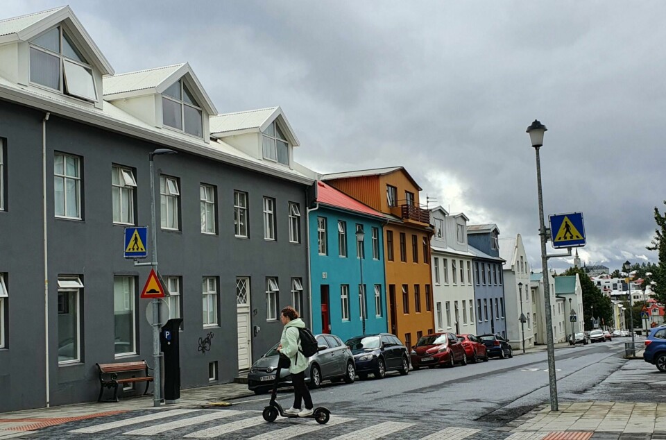 Folk bor like tett på hverandre i Reykjavik som i Oslo, men koronaviruset har ikke smittet like lett de siste månedene. Gate i Reykjavik