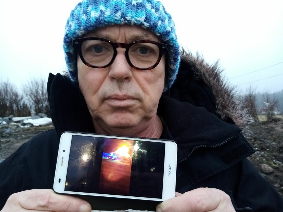 – Hadde ikke avisbudet febrilsk banket på vinduene for å få vekket oss opp, kunne dette gått riktig galt, sier Kjetil Hagenes og viser fram et telefonbilde av det overtente bolighuset. Arkivfoto: – Hadde ikke avisbudet febrilsk banket på vinduene for å få vekket oss opp, kunne dette gått riktig galt, sier Kjetil Hagenes og viser fram et telefonbilde av det overtente bolighuset.