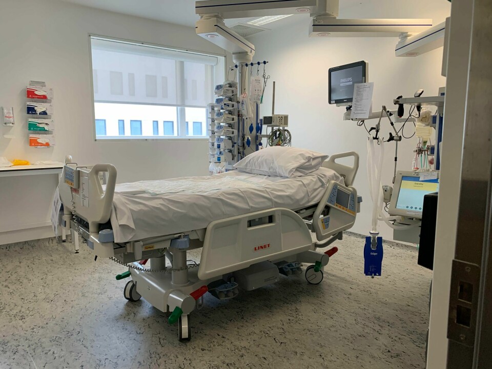 For øyeblikket er det ikke aktuelt for Sykehuset Østfold å be om hjelp fra andre sykehus for å øke bemanningen på intensivavdelingen, ifølge kommunikasjonssjef Bjørn Hødal. Intensivavdelingen til Sykehuset Østfold på Kalnes. Sengeplass. Intensiven. Intensivplass. Innleggelse. Sykehus.