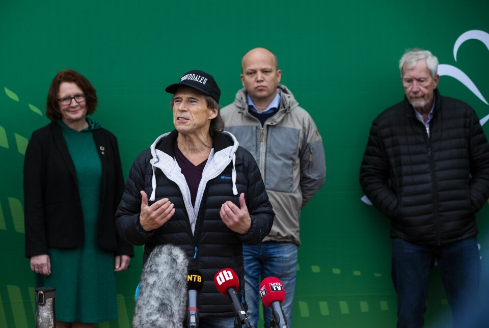 Plutselig var den evige sosialdemokraten Tor-Erik Røberg-Larsen (til høyre) medlem i Senterpartiet. Her avbildet sammen med Oslo Sp-leder Bjørg Sandkjær, Jan Bøhler, og Sp-leder Trygve Slagsvold Vedum under pressekonferansen da det hele ble offentliggjort. Plutselig var den evige sosialdemokraten Tor-Erik Røberg-Larsen (til høyre) medlem i Senterpartiet. Her avbildet sammen med Oslo Sp-leder Bjørg Sandkjær, Jan Bøhler, og Sp-leder Trygve Slagsvold Vedum under pressekonferansen da det hele ble offentliggjort.