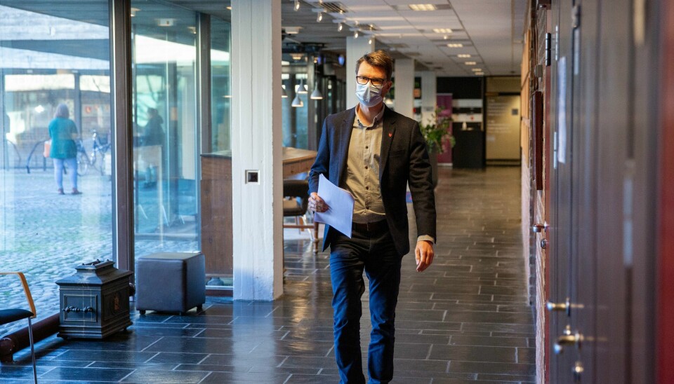 Kommuneoverlege Kristian Krogshus mener massetesting av VGS-elever kan bidra til å holde skolene på gult i stedet for rødt smittevernnivå. Kommuneoverlege Kristian Krogshus.