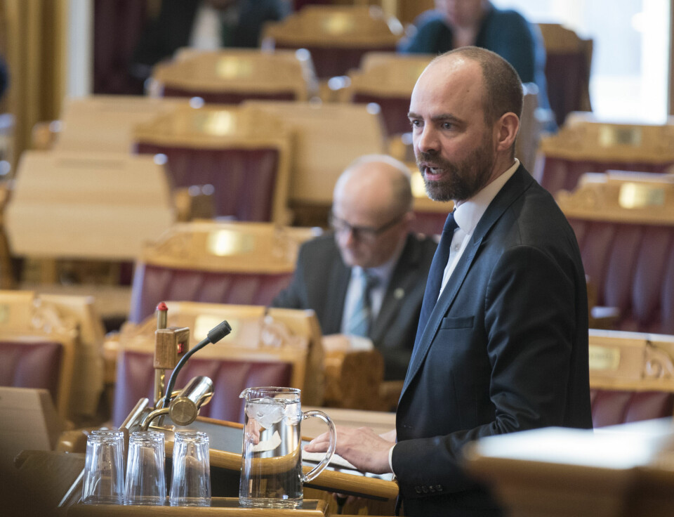 Aps Arild Grande etterlyser mer kraftfulle tiltak fra regjeringen framfor skattekutt til de rikeste. Aps Arild Grande etterlyser mer kraftfulle tiltak fra regjeringen framfor skattekutt til de rikeste.