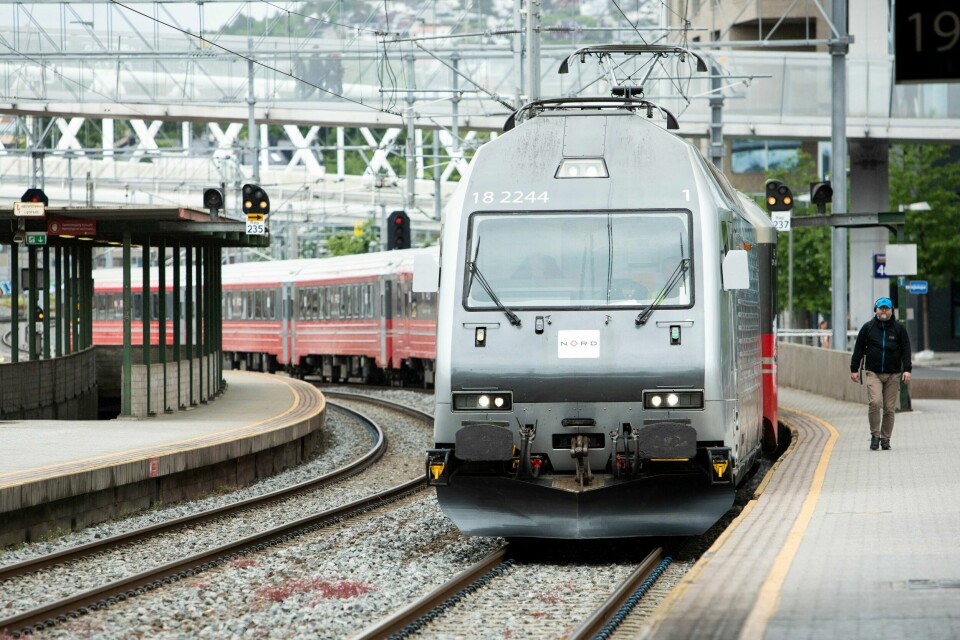 SJ skal opprette tre daglige avganger mellom Trondheim og Stockholm. Her kjører SJ Norges første tog inn på Oslo S i 2020. Det er forsinkelser og innstillinger i togtrafikken rundt Oslo på grunn av en signalfeil. Foto: Tore Meek / NTB