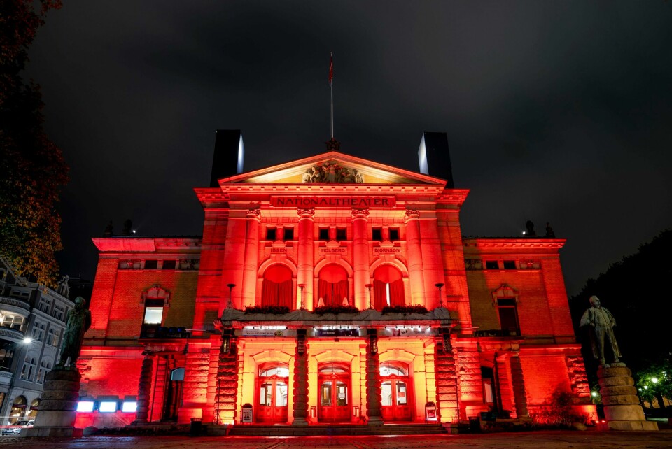 Kultur-Norge aksjonerer med å lyssette Nationaltheatret med et rødt lys for å varsle om at det brenner et rødt farelys for kultur- og eventbransjen på grunn av koronarestriksjoner.
