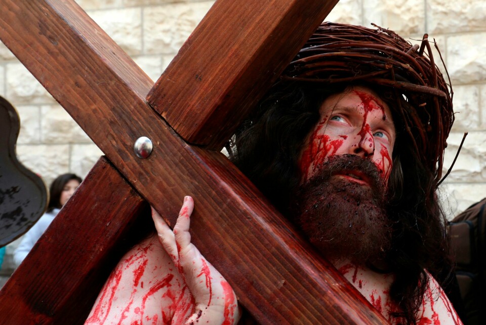 En katolsk pilgrim utkledd som Jesus bærer et kors langs Via Dolorosa («lidelsesveien») i Gamlebyen i Jerusalem, som en del av påskefeiringen i byen i 2019. En katolsk pilgrim utkledd som Jesus bærer et kors langs Via Dolorosa («lidelsesveien») i Gamlebyen i Jerusalem, som en del av påskefeiringen i byen i 2019.