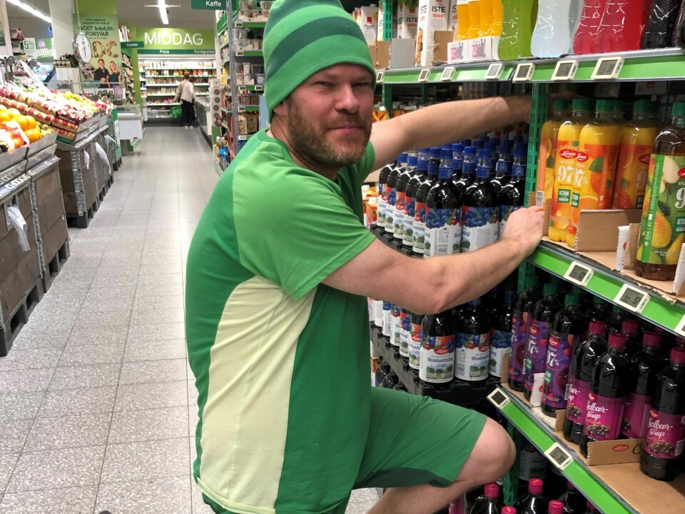 Det er blant hyllene og kundene Inge Holtlien trives best. Nå blir han enda mer der enn han har vært som sjef. Det er blant hyllene og kundene Inge Holtlien trives best. Nå blir han enda mer der enn han har vært som sjef.