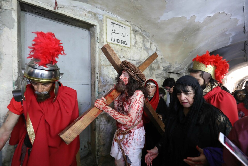 En katolsk pilgrim utkledd som Jesus bærer et kors langs Via Dolorosa («lidelsesveien») i Gamlebyen i Jerusalem, som en del av påskefeiringen i byen i 2019. En katolsk pilgrim utkledd som Jesus bærer et kors langs Via Dolorosa («lidelsesveien») i Gamlebyen i Jerusalem, som en del av påskefeiringen i byen i 2019.